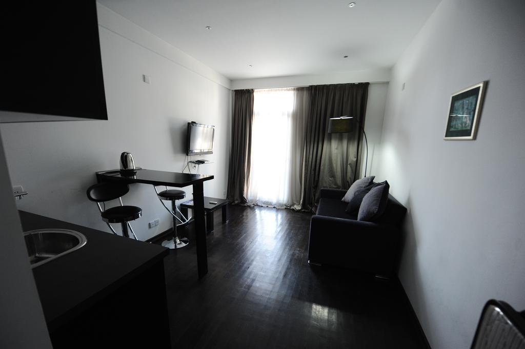 Black-White Rooms Μπατούμι Εξωτερικό φωτογραφία